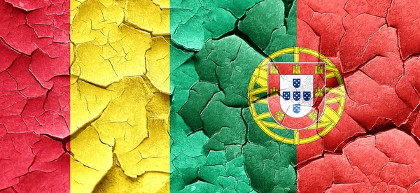 Прапор Гвінеї з Португалії прапор на за гранж тріщинами стіни — стокове фото