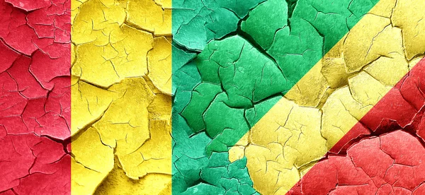 Bandeira da Guiné com bandeira de congo em uma parede rachada grunge — Fotografia de Stock