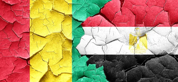 Прапор Гвінеї з Єгипту прапор на за гранж тріщинами стіни — стокове фото