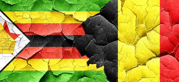 Vlajka Zimbabwe s vlajkou Belgie na grunge popraskané zdi — Stock fotografie