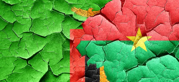 Vlajka Zambie s Burkina Faso vlajky grunge popraskané zdi — Stock fotografie
