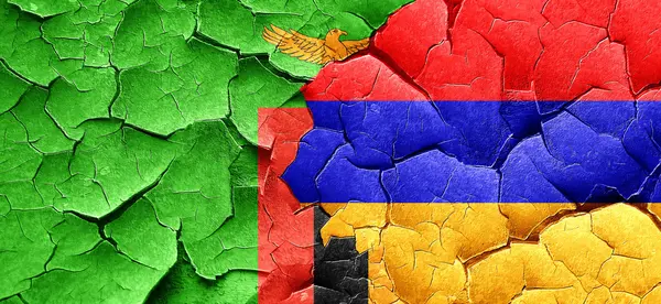 Drapeau Zambie avec drapeau Arménie sur un mur fissuré grunge — Photo