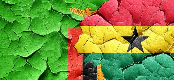 Ζάμπια σημαία με τη σημαία Γκάνα για μια grunge ραγισμένα τοίχο — Φωτογραφία Αρχείου