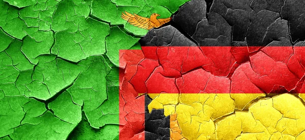 Ζάμπια σημαία με τη σημαία της Γερμανίας σε μια grunge ραγισμένα τοίχο — Φωτογραφία Αρχείου
