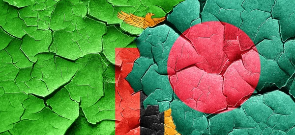 Sambia-Flagge mit Bangladesh-Flagge an einer Grunge-Risswand — Stockfoto