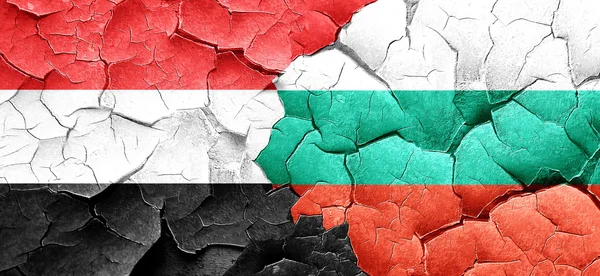 Bulgaristan bayrağı bir grunge ile Yemen bayrak duvar kırık — Stok fotoğraf