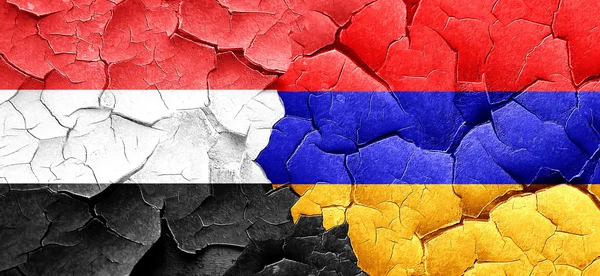 Флаг Йемена с армянским флагом на гранжевой треснувшей стене — стоковое фото