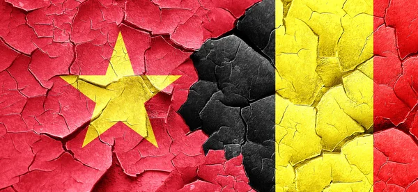 Vietnam flagga med Belgien flagga på en grunge knäckt vägg — Stockfoto