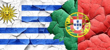 Uruguay bayrağı bir grunge Portekiz bayrağı ile duvar kırık