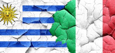 Uruguay bayrağı bir grunge İtalya bayrağı ile duvar kırık