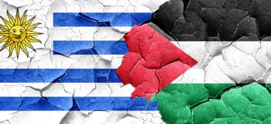 Uruguay bayrağı bir grunge Palestine bayrağı ile duvar kırık