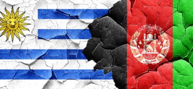 Uruguay bayrağı bir grunge Afganistan bayrağı ile duvar kırık
