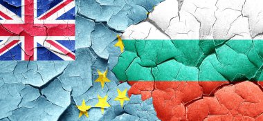 Tuvalu bayrağı bir grunge Bulgaristan bayrağı ile duvar kırık