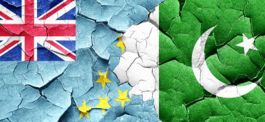 Tuvalu bayrağı bir grunge Pakistan bayrağı ile duvar kırık