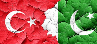 Türkiye'nin bayrak bir grunge Pakistan bayrağı ile duvar kırık