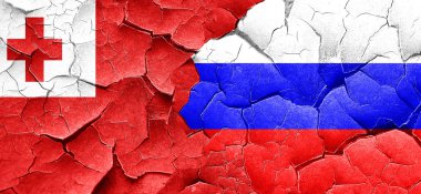 Tonga bayrak bir grunge Rusya bayrağı ile duvar kırık