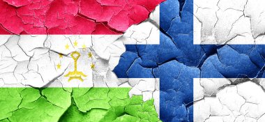 Tacikistan bayrağı bir grunge Finlandiya bayrağı ile duvar kırık