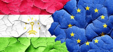 Tacikistan bayrağı ile Avrupa Birliği bayrağı bir grunge üzerinde wal kırık