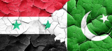 Suriye bayrağı bir grunge Pakistan bayrağı ile duvar kırık