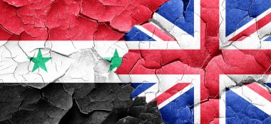 Suriye bayrağı bir grunge Büyük Britanya bayrağı ile duvar kırık