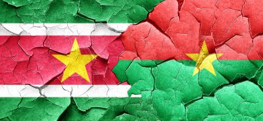 Surinam bayrak bir grunge Burkina Faso bayrağı ile duvar kırık