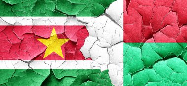 Surinam bayrak bir grunge Madagaskar bayrağı ile duvar kırık