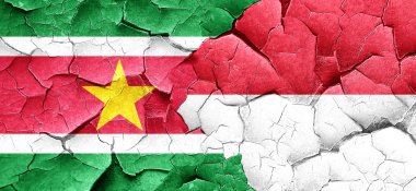 Surinam bayrak bir grunge Endonezya bayrağı ile duvar kırık