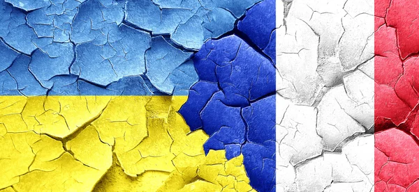 Flaga Ukrainy z flagą Francji na grunge popękane ściany — Zdjęcie stockowe
