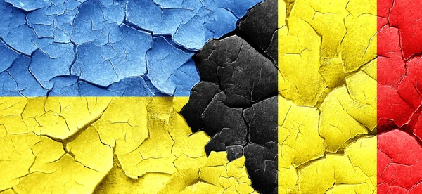 Drapeau Ukraine avec drapeau Belgique sur un mur fissuré — Photo