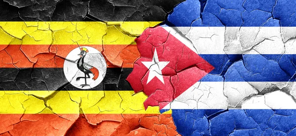 乌干达国旗与古巴国旗上 grunge 裂墙 — 图库照片