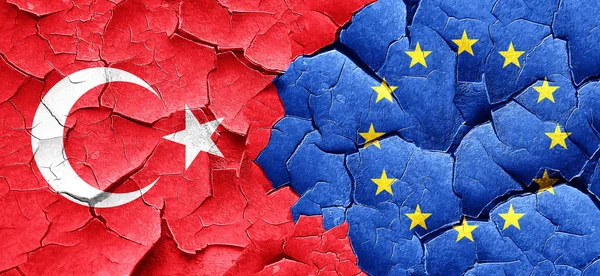 Flaga Turcja z flagi Unii Europejskiej na grunge popękane ściany — Zdjęcie stockowe