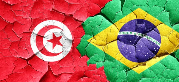 Tunesienfahne mit brasilianischer Flagge auf einer Grunge-Risswand — Stockfoto