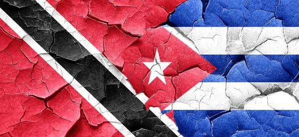 特立尼达和多巴哥国旗与古巴国旗上 grunge 裂墙 — 图库照片