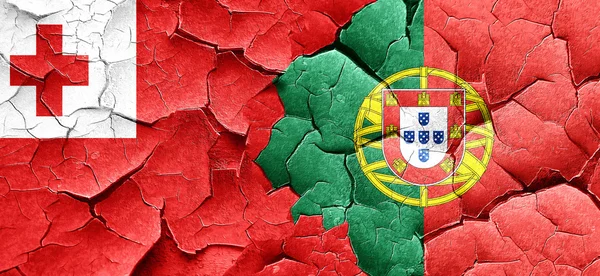 Vlag van Tonga met Portugal vlag op een grunge gebarsten muur — Stockfoto