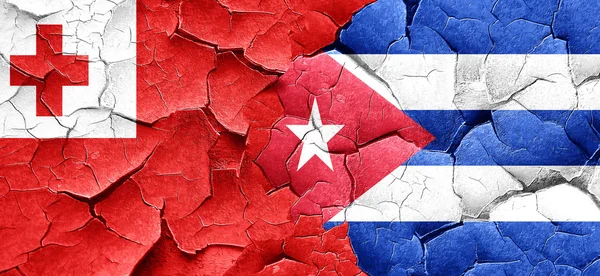 汤加国旗与古巴国旗上 grunge 裂墙 — 图库照片
