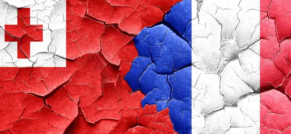 Bandera de Tonga con bandera de Francia en una pared agrietada grunge — Foto de Stock