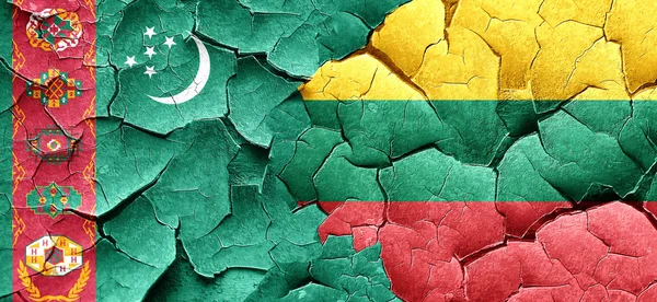 Bandiera Turkmenistan con bandiera Lituania su un muro incrinato grunge — Foto Stock