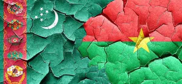 Turkmenistánu vlajka s Burkina Faso vlajky grunge popraskané wal — Stock fotografie