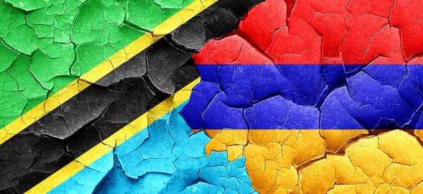 Bandera de Tanzania con bandera de Armenia en una pared agrietada grunge — Foto de Stock