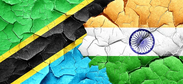 탄자니아는 grunge에 인도 국기 깃발 벽에 금이 — 스톡 사진