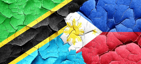 Bandera de Tanzania con bandera de Filipinas en una pared agrietada grunge — Foto de Stock