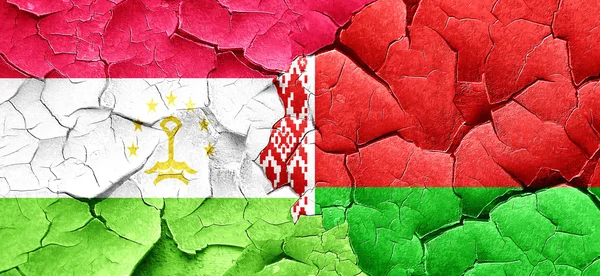 Tacikistan bayrağı bir grunge Beyaz Rusya bayrağı ile duvar kırık — Stok fotoğraf