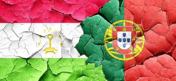 Прапор Таджикистану з Португалії прапор на за гранж тріщинами стіни — стокове фото