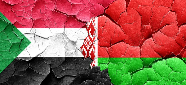 Súdán vlajka vlajka Běloruska na grunge popraskané zdi — Stock fotografie