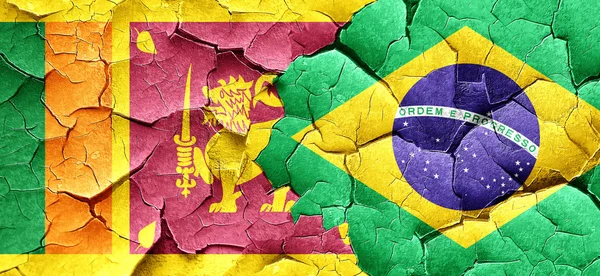 Sri lanka flag mit brasilianischer fahne auf einer grunge-rissigen wand — Stockfoto