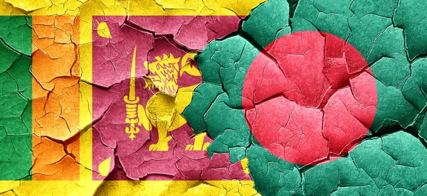 Bandiera Sri Lanka con bandiera Bangladesh su un muro incrinato grunge — Foto Stock