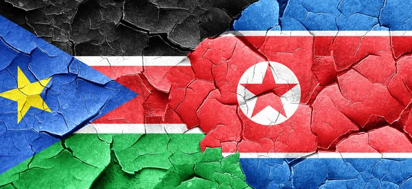 Jižní Súdán vlajky se Severní Korea vlajky grunge popraskané zdi — Stock fotografie