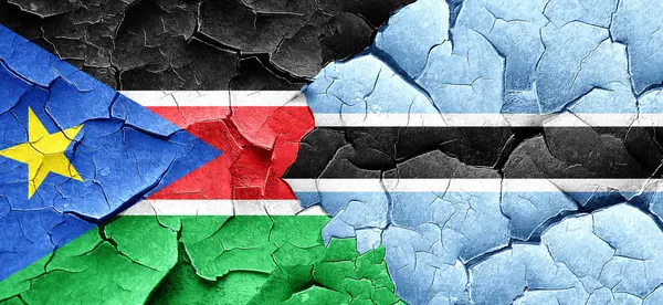 Південний Судан прапор з прапор Ботсвани на за гранж тріщинами стіни — стокове фото