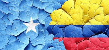 Somali bayrağı bir grunge Kolombiya bayrağı ile duvar kırık