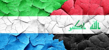 Sierra Leone bayrak bir grunge Irak bayrağı ile duvar kırık